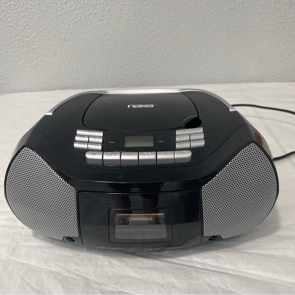 Naxa NPB-268 Portable CD / Cassette Recorder AM/FM Radio Boom Box Tested Good